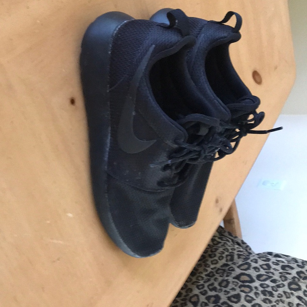Tennis shoes